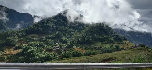 云南最近十五天天气，高原晴雨交织，旅游需留意温差与阵雨