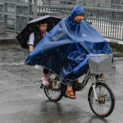 浙江多地拉响大暴雨红色预警，强降雨持续，民众需严加防范